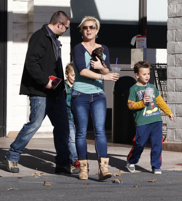Britney Spears, maman poule, fait du shopping avec ses enfants Sean Preston et Jayden James dans une animalerie à Los Angeles le 18 Novembre 2012.