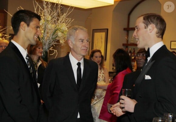 Le prince William, Novak Djokovic et John McEnroe lors d'une soirée organisée au Royal Albert Hall de Londres en faveur du réseau de charité Centerpoint qui s'occupe des jeunes sans domicille fixe le 8 décembre 2012