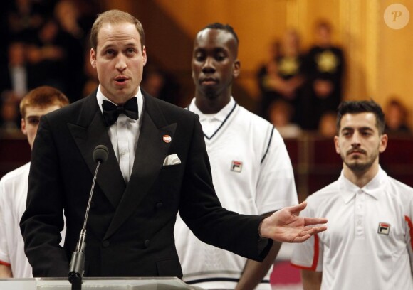 Le prince William lors d'une soirée organisée au Royal Albert Hall de Londres en faveur du réseau de charité Centerpoint qui s'occupe des jeunes sans domicille fixe le 8 décembre 2012