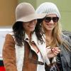 Vanessa Hudgens porte sa bague DuePunti au pouce gauche et la choisit en noir