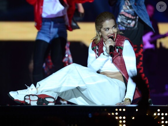 Rita Ora sur la scène de l'O2 Arena lors du Jingle Bell Ball 2012 de Capital FM. Londres, le 9 décembre 2012.