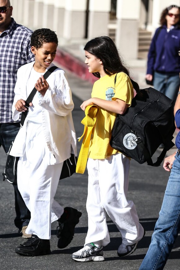 Blanket Jackson sort de son cours de karaté à Calabasas avec un ami. Le fils de Michael Jackson a mangé une bonne glace. Photo prise le 8 décembre 2012.