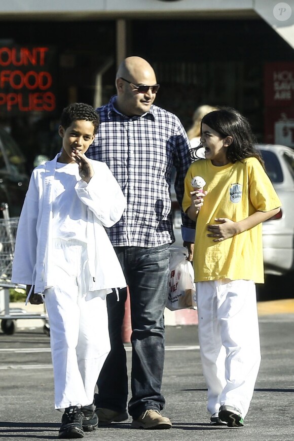 Blanket Jackson sort de son cours de karaté à Calabasas. Le fils de Michael Jackson a mangé une bonne glace. Photo prise le 8 décembre 2012.