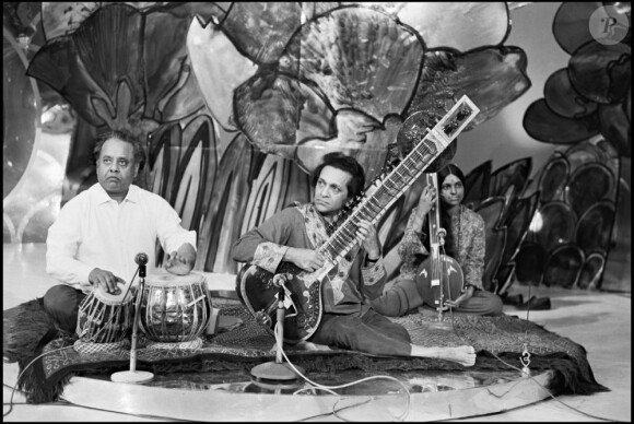 Ravi Shankar sur un plateau télé en 1971.