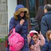 Katie Holmes et sa fille Suri Cruise, chaudement habillées avec des doudounes, se promènent dans les rues froides de New York. Le 11 décembre 2012.