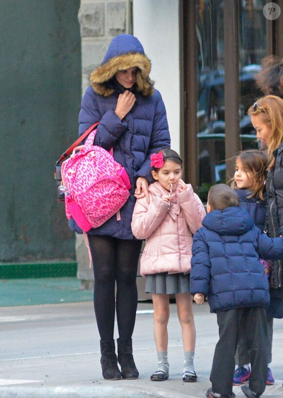 Katie Holmes et sa fille Suri Cruise se promènent dans les rues froides de New York. Le 11 décembre 2012.