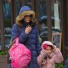 Katie Holmes et sa fille Suri Cruise, chaudement habillées avec des doudounes, se promènent dans les rues froides de New York. Le 11 décembre 2012.