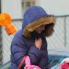 Katie Holmes et sa fille Suri Cruise parent au froid de New York grâce à leurs doudounes. Le 11 décembre 2012.