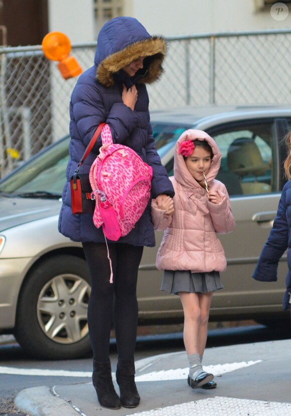 Katie Holmes et sa fille Suri Cruise parent au froid de New York grâce à leurs doudounes. Le 11 décembre 2012.