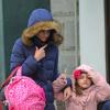 Katie Holmes et sa fille Suri Cruise, chaudement habillées avec des doudounes, se promènent dans les rues froides de New York. Le 11 décembre 2012.
