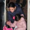 Katie Holmes et Suri Cruise quittent le domicile d'un ami à New York. Le 11 décembre 2012.