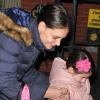 Katie Holmes et Suri Cruise quittent le domicile d'un ami à New York. Le 11 décembre 2012.