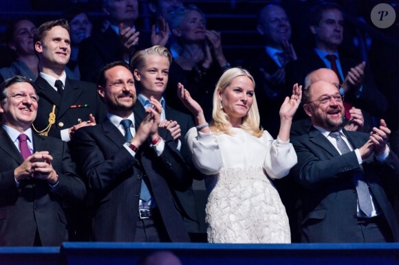 Le prince Haakon de Norvège, la princesse Mette-Marit et leur fils Marius (derrière eux) avaient à leurs côtés José Manuel Barroso et Martin Schulz lors du concert du Prix Nobel de la Paix, le 11 décembre 2012 au Spektrum d'Oslo.