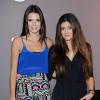 Exclusif - Kendall et Kylie Jenner, dix-sept et quinze ans, participent à la campagne Donate With a Kiss initiée par la marque Ulta Beauty au profit de la recherche contre le cancer du sein. Los Angeles, le 12 décembre 2012.