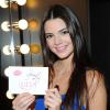Exclusif - Kendall Jenner, dix-sept ans, participe à la campagne Donate With a Kiss initiée par la marque Ulta Beauty au profit de la recherche contre le cancer du sein. Los Angeles, le 12 décembre 2012.