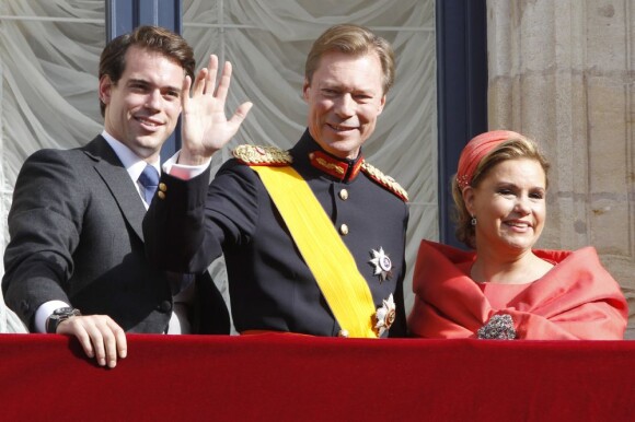 Le prince Félix et ses parents le grand-duc Henri de Luxembourg et la grande-duchesse Maria Teresa au balcon du palais grand-ducal après le mariage religieux du prince Guillaume et de la comtesse Stéphanie de Lannoy, le 20 octobre 2012.