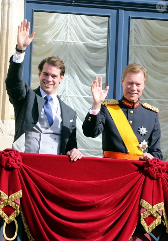 Le prince Félix et son père le grand-duc Henri de Luxembourg au balcon du palais grand-ducal après le mariage religieux du prince Guillaume et de la comtesse Stéphanie de Lannoy, le 20 octobre 2012.