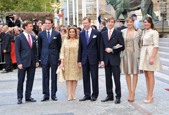 le prince Sébastien, le Prince Félix, la grand-duchesse Maria Teresa et le grand-duc Henri, le prince Louis, son épouse la princesse Tessy et la princesse Alexendra de Luxembourg réunis pur le mariage civil du prince Guillaume, le 19 octobre 2012.
