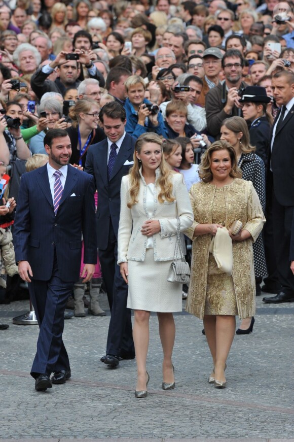 Le prince Guillaume et Stéphanie de Lannoy, accompagnés de la grande-duchesse Maria Teresa sur le parvis de l'Hôtel de ville de Luxembourg à l'occasion de leur mariage civil, le 19 octobre 2012