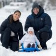 La princesse Estelle de Suède découvre les joies de la neige avec ses parents la princesse héritière Victoria et le prince Daniel, en décembre 2012.