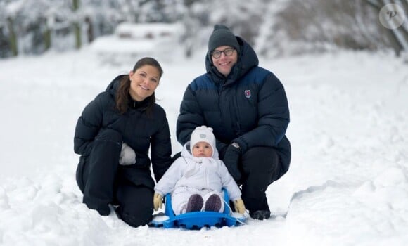 La princesse Estelle de Suède découvre les joies de la neige avec ses parents la princesse héritière Victoria et le prince Daniel, en décembre 2012.