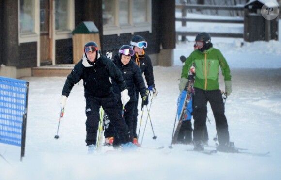 La princesse Victoria de Suède et le prince Daniel au ski à Lindvallen le 2 décembre 2012 avec Mats Arjes et son épouse Kerstin.