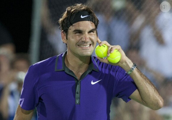 Roger Federer heureux lors d'un match exhibition face à Juan Martin del Potro à Tigre en Argentine le 12 décembre 2012