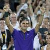 Roger Federer heureux lors d'un match exhibition face à Juan Martin del Potro à Tigre en Argentine le 12 décembre 2012