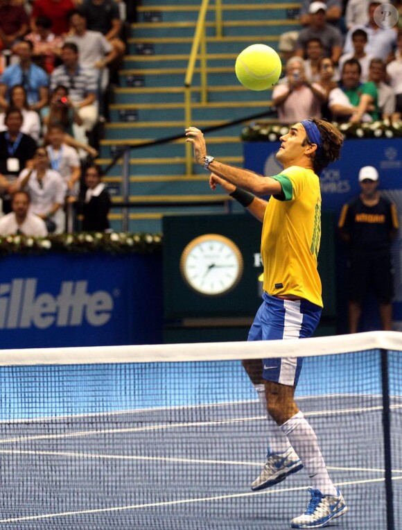 Roger Federer vétu du maillot de Pelé, a fait preuve de toute sa dextérité avec ses pieds le 9 décembre 2012 à Sao Paulo lors d'un match exhibition face à Tommy Haas