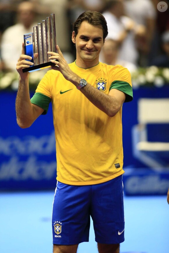 Roger Federer vétu du maillot de Pelé le 9 décembre 2012 à Sao Paulo lors d'un match exhibition face à Tommy Haas