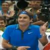 Roger Federer danse le Gangnam Style à Sau Paulo au Brésil lors de sa tournée Gillette Federer Tour le 9 décembre 2012