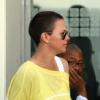 Charlize Theron au Cap en Afrique du Sud le 19 novembre 2012. Elle s'est rasée la tête pour Mad Max 4 : Fury Road