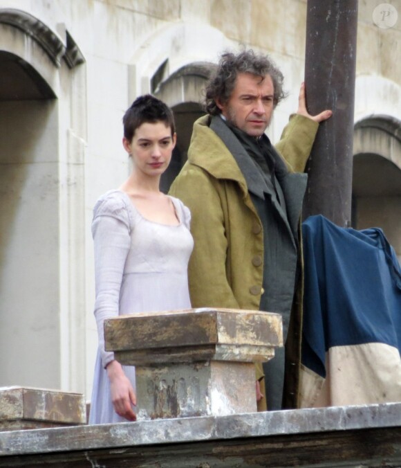 Anne Hathaway et Hugh Jackman sur le tournage des Misérables le 18 avril 2012 à Londres