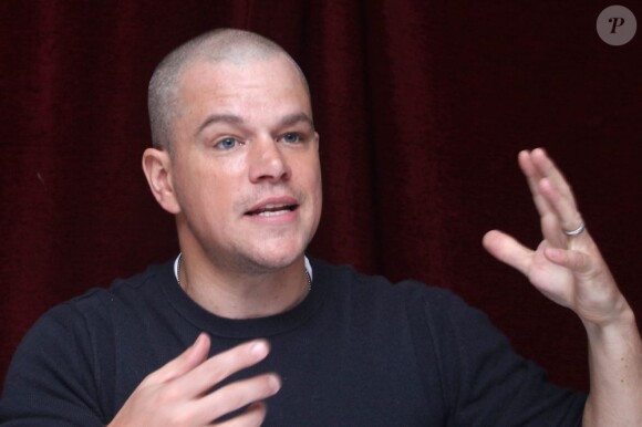 Matt Damon s'est rasé le crâne pour Elysium. Il pose à New York le 5 décembre 2011