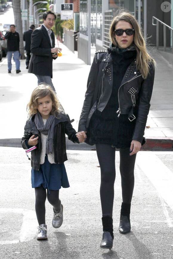 Jessica Alba, une maman au style rock et sombre accompagnée de la petite Honor, également habillée d'une veste en cuir. Beverly Hills, le 13 décembre 2012.