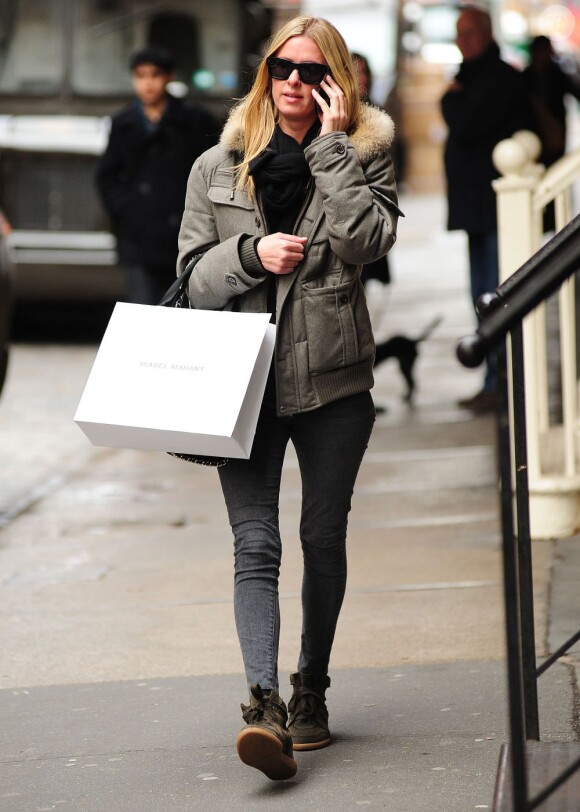Nicky Hilton, shoppeuse stylée dans le quartier de SoHo à New York, pare au froid grâce à sa parka kaki qu'elle porte avec un slim gris et des baskets assorties Isabel Marant. Le 11 décembre 2012.