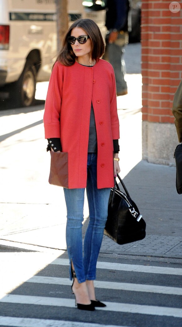 Olivia Palermo, ultra stylée à SoHo, porte un manteau Tibi, des souliers Reiss et un sac Givenchy. New York, le 5 décembre 2012.