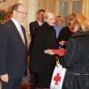 Le prince Albert et la princesse Charlene de Monaco distribuaient le 14 décembre 2012 avec la Croix-Rouge monégasque des colis alimentaires pour les plus démunis du Rocher.
