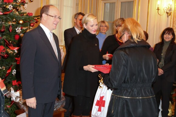 Le prince Albert et la princesse Charlene de Monaco distribuaient le 14 décembre 2012 avec la Croix-Rouge monégasque des colis alimentaires pour les plus démunis du Rocher.