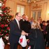 Le prince Albert de Monaco et la princesse Charlene distribuaient le 14 décembre 2012 avec la Croix-Rouge monégasque des colis alimentaires pour les plus démunis du Rocher.
