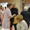Le prince Albert II de Monaco et la princesse Charlene procédaient avec la Croix-Rouge monégasque à une distribution de colis alimentaires pour Noël à des pensionnaires de la maison de retraite Hector Otto, le 14 décembre 2012.