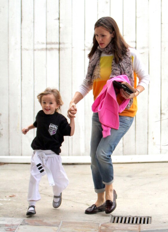 L'actrice Jennifer Garner emmène sa fille Seraphina à son cours de karaté à Los Angeles, le 14 décembre 2012.