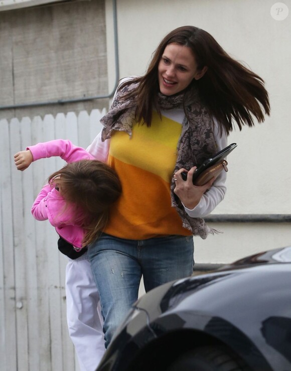 Jennifer Garner emmène sa fille Seraphina à sa leçon de karaté à Los Angeles, le 14 décembre 2012.