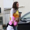 Jennifer Garner emmène sa fille Seraphina qui fait le clown à son cours de karaté à Los Angeles, le 14 décembre 2012.