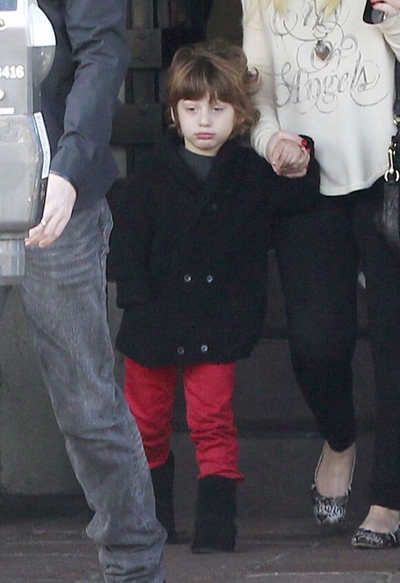Christina Aguilera va déjeuner avec son fils Max et son nouveau compagnon Matthew Rutler à West Hollywood, le 13 décembre 2012. Le petit Max avait une mine fatiguée.