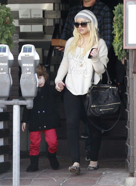 La chanteuse Christina Aguilera va déjeuner avec son fils Max et son petit ami Matthew Rutler à West Hollywood, le 13 décembre 2012.