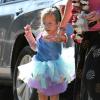 Jennifer Garner emmène ses filles Violet et Seraphina a une fête d'anniversaire à Brentwood, le 15 décembre 2012. La petite Seraphina porte un joli tutu bleu.