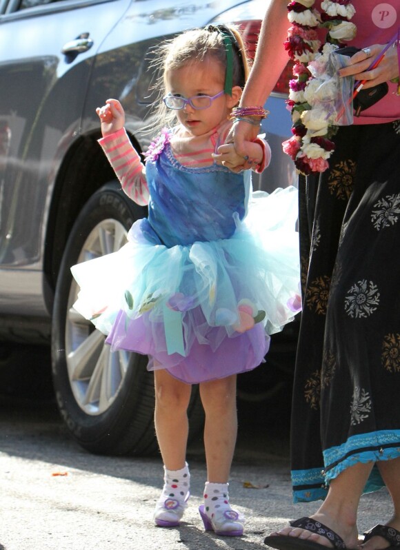 Jennifer Garner emmène ses filles Violet et Seraphina a une fête d'anniversaire à Brentwood, le 15 décembre 2012. La petite Seraphina porte un joli tutu bleu.