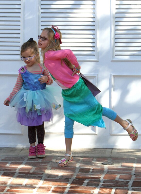 Jennifer Garner emmène ses filles Violet et Seraphina a une fête d'anniversaire à Brentwood, le 15 décembre 2012. Les deux fillettes sont déguisées et ont l'air de bien s'amuser.