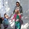 Jennifer Garner emmène ses filles Violet et Seraphina a une fête d'anniversaire à Brentwood, le 15 décembre 2012. Les petites sont déguisées pour l'occasion.